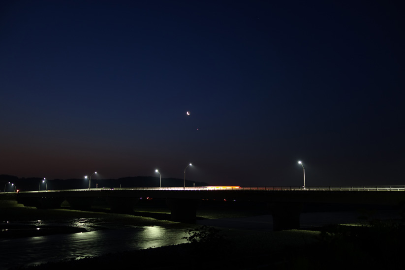 月、金星と紫水大橋