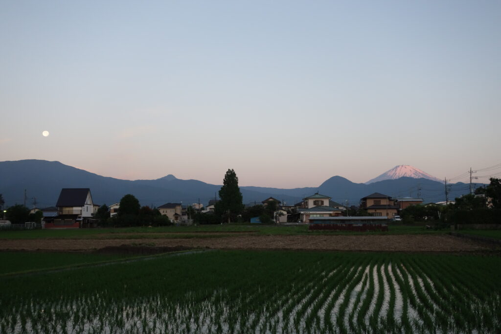 箱根に沈む月