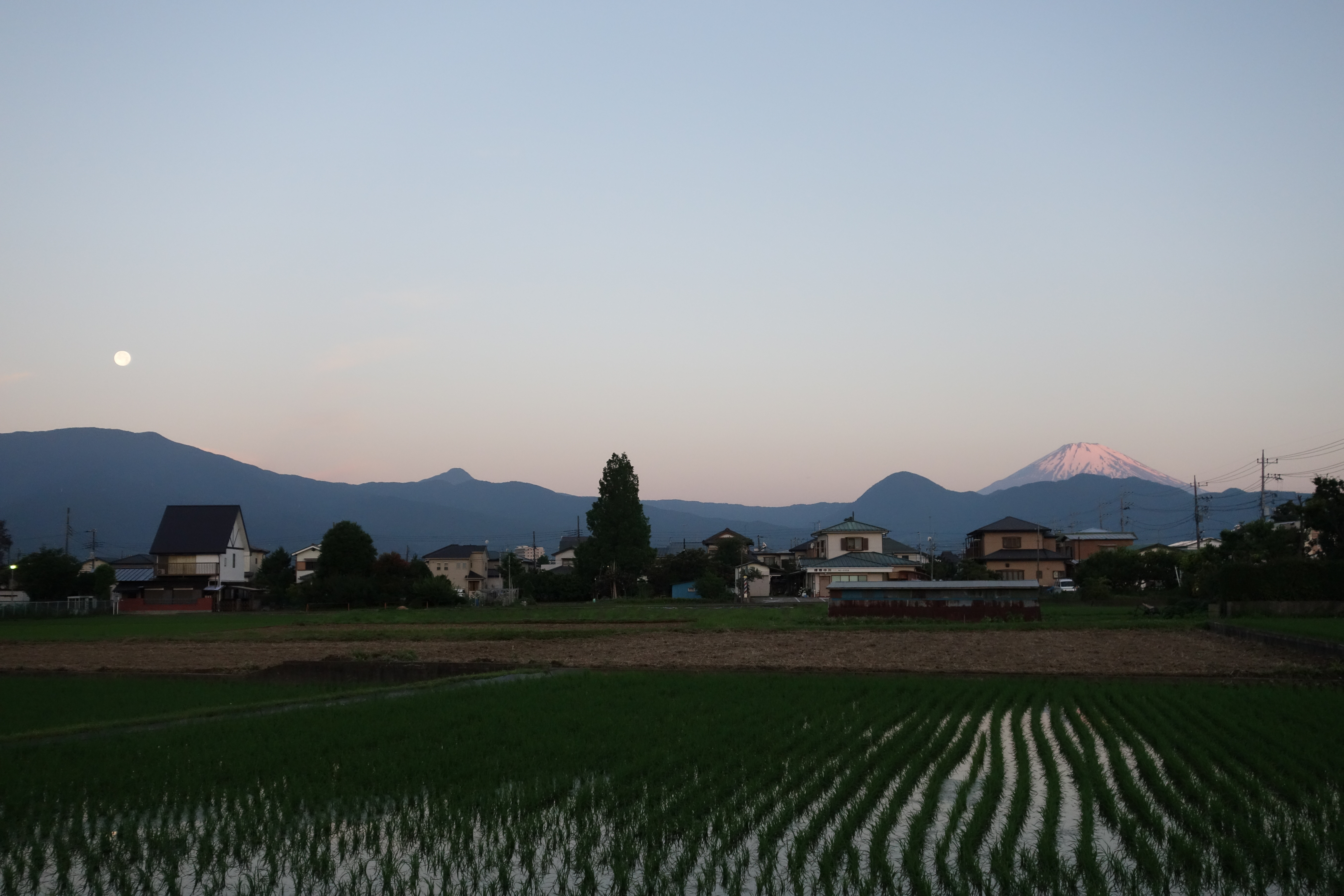 箱根に沈む月