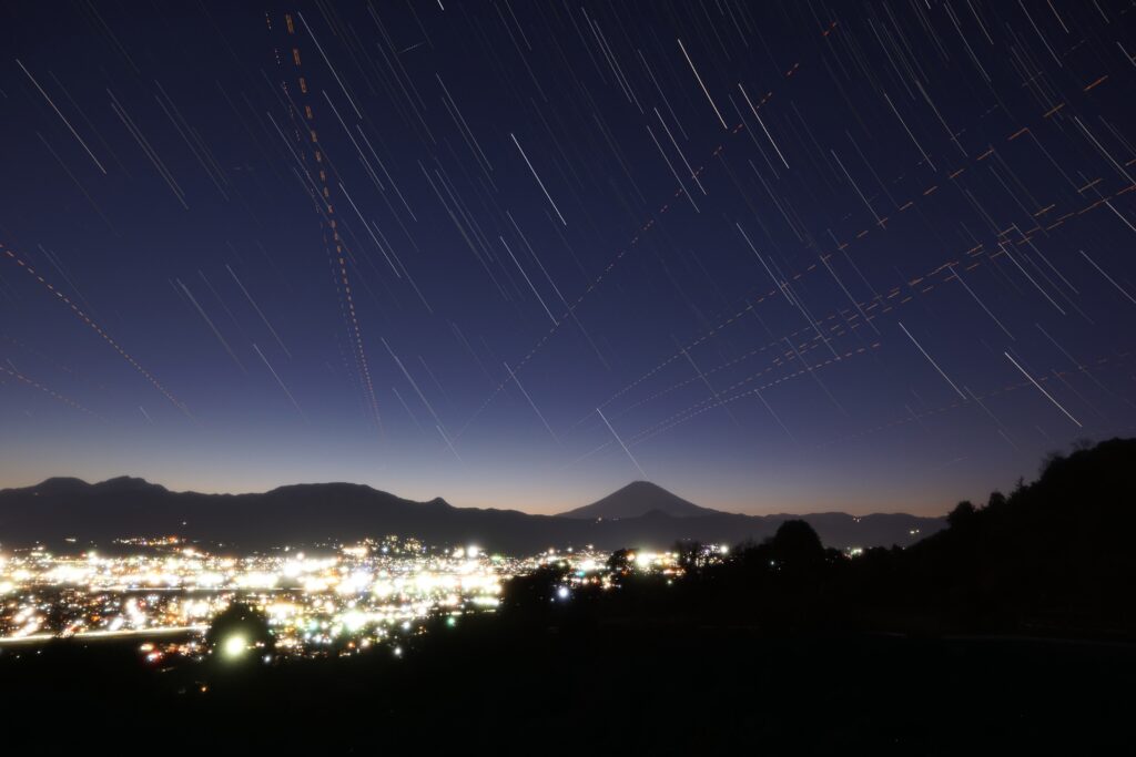 富士に降りそそぐ星々