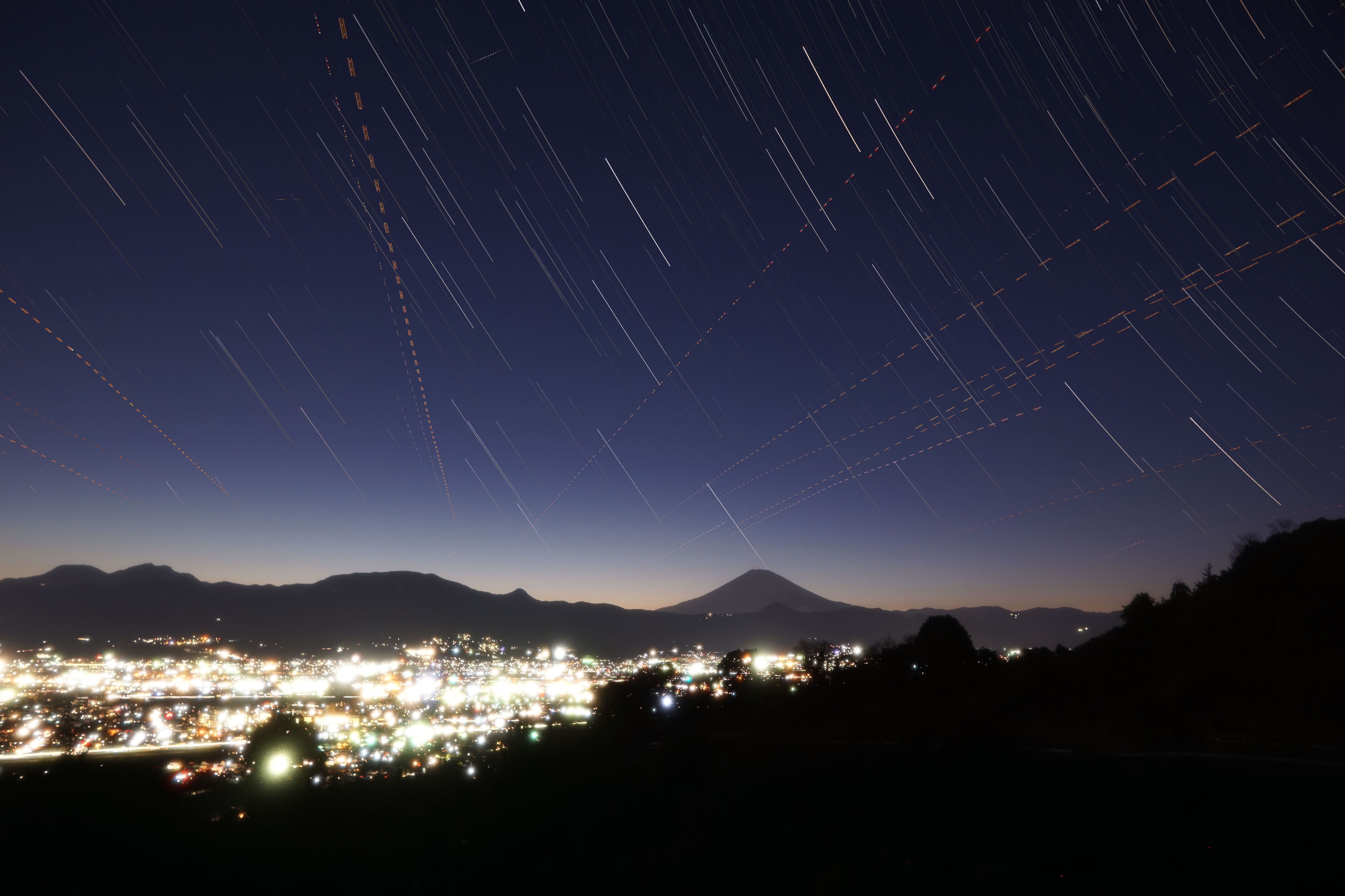 富士に降りそそぐ星々