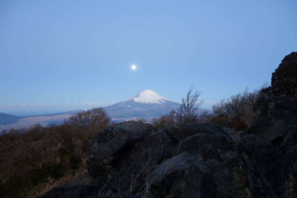 金時山頂　パール富士ならず