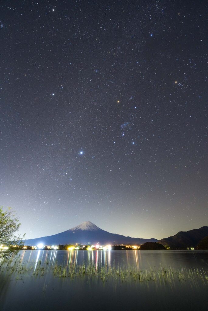冬の星座とふじさん