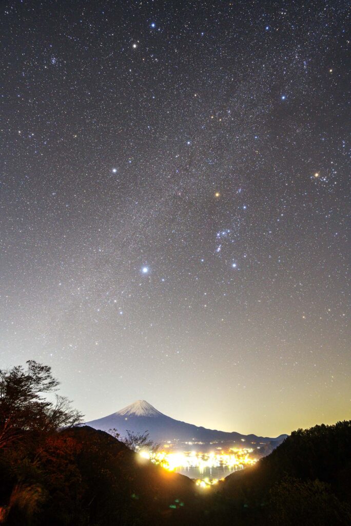 冬の星座とふじさん