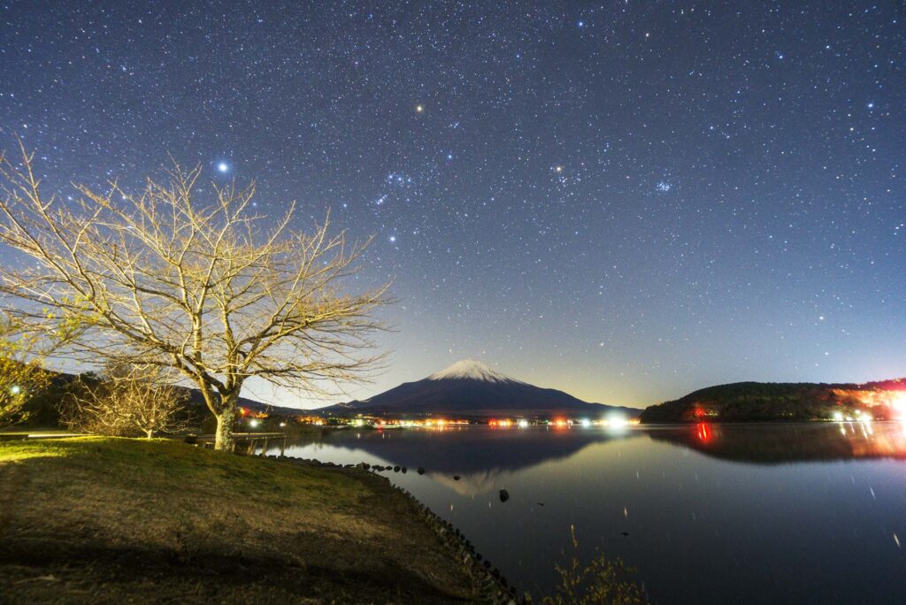冬の星座とふじさん