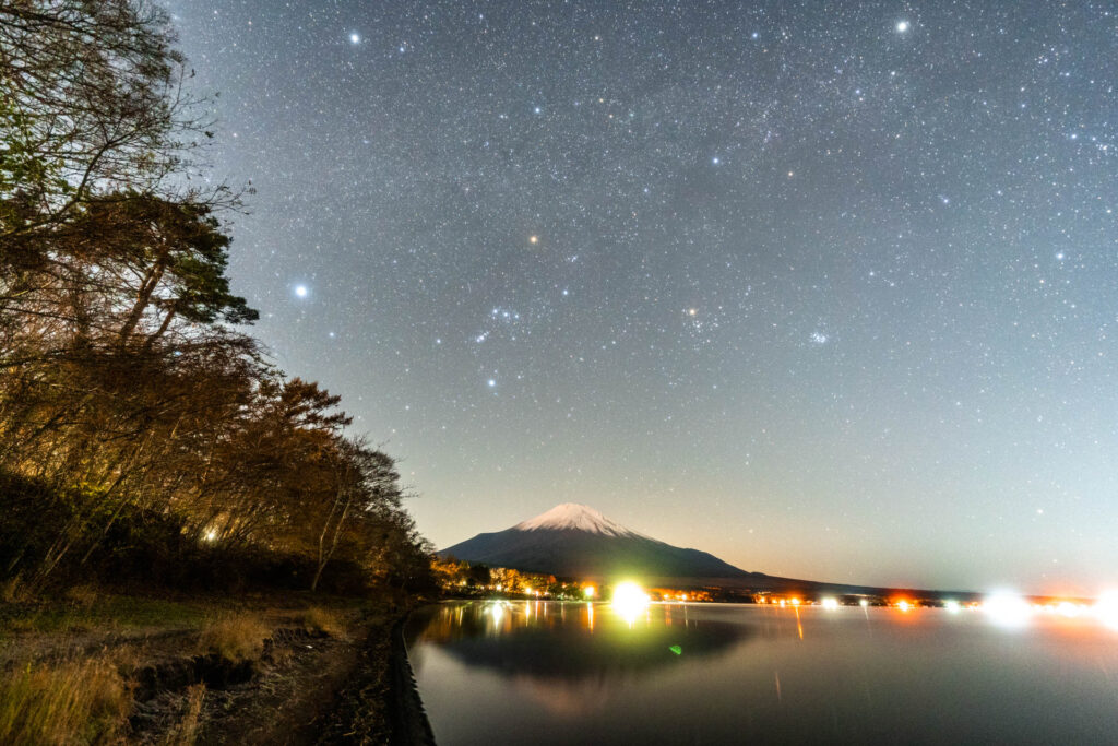 冬の星座とふじさん