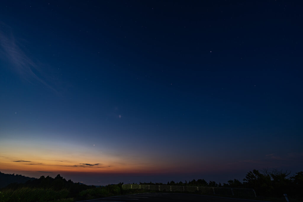 明け方の惑星と滝雲