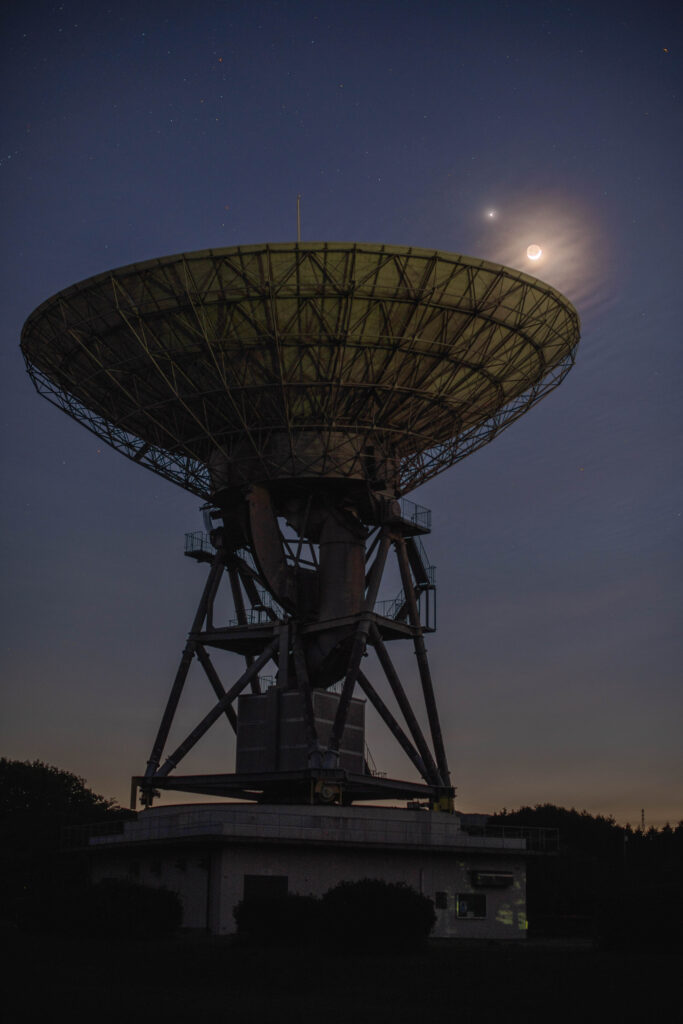 パラボラアンテナの月、金星添え