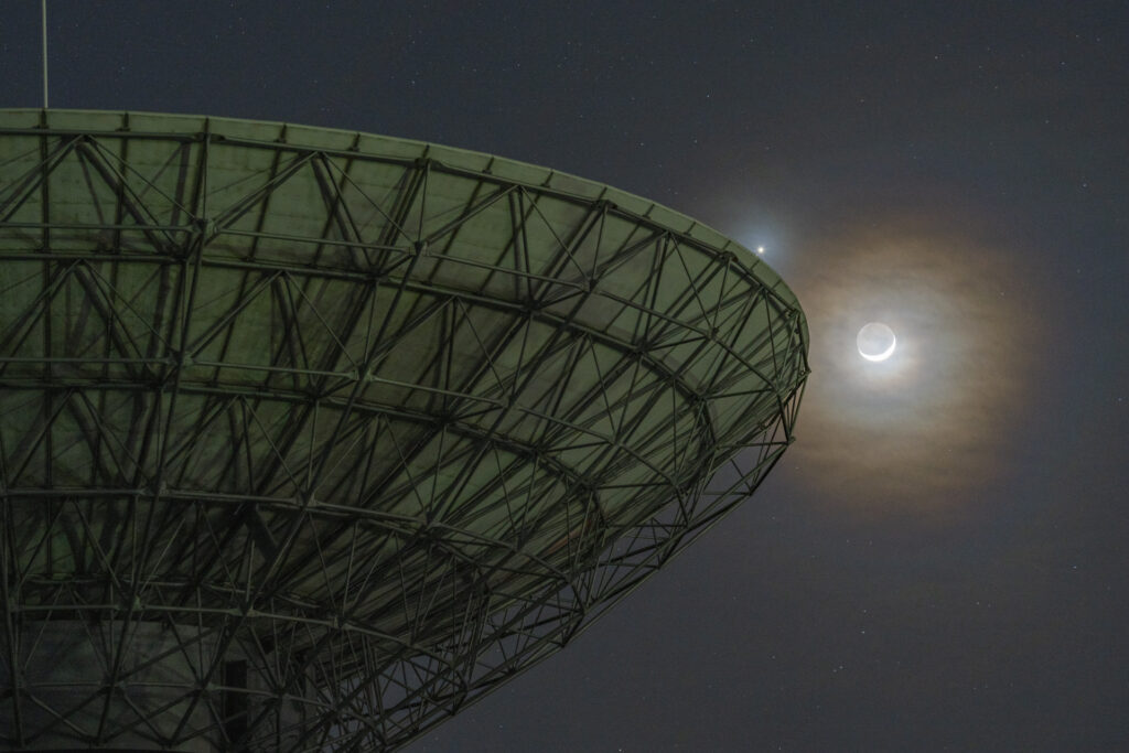 パラボラアンテナの月、金星添え