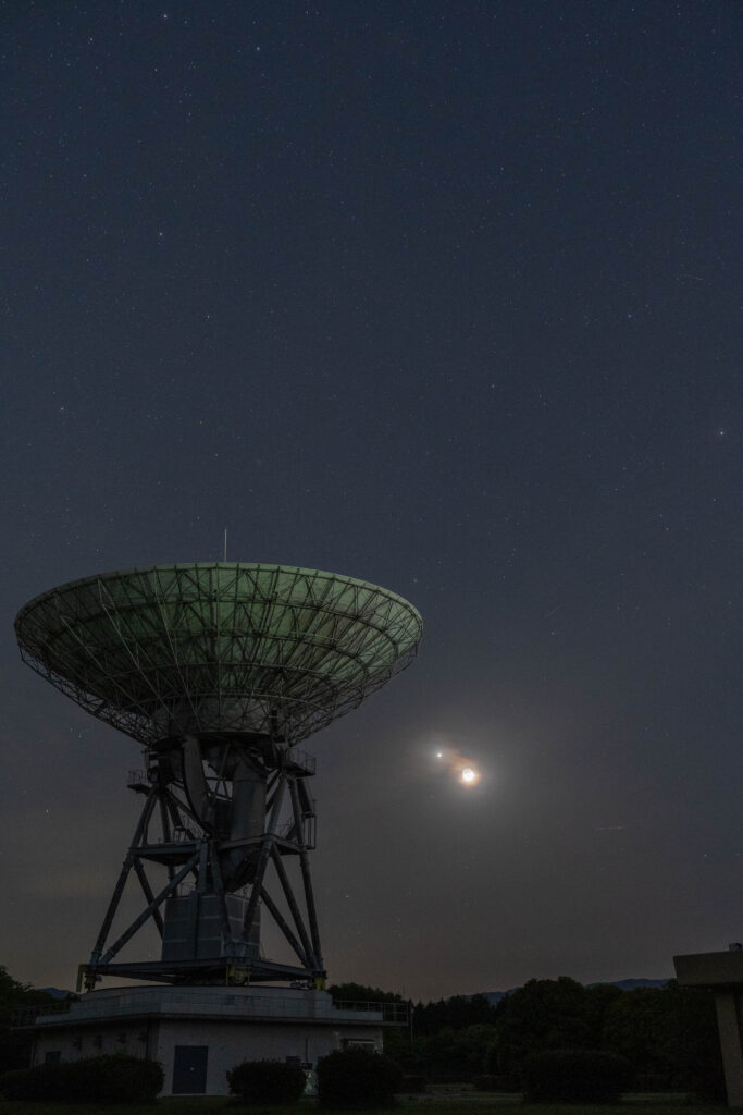 パラボラアンテナの月、金星添え