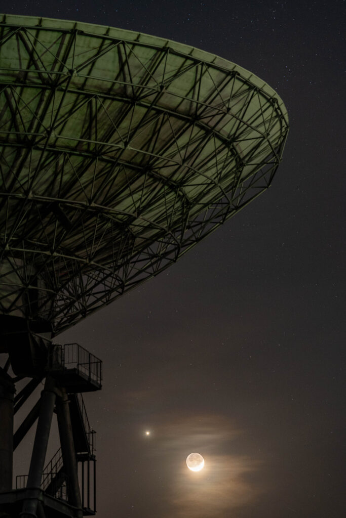 パラボラアンテナの月、金星添え