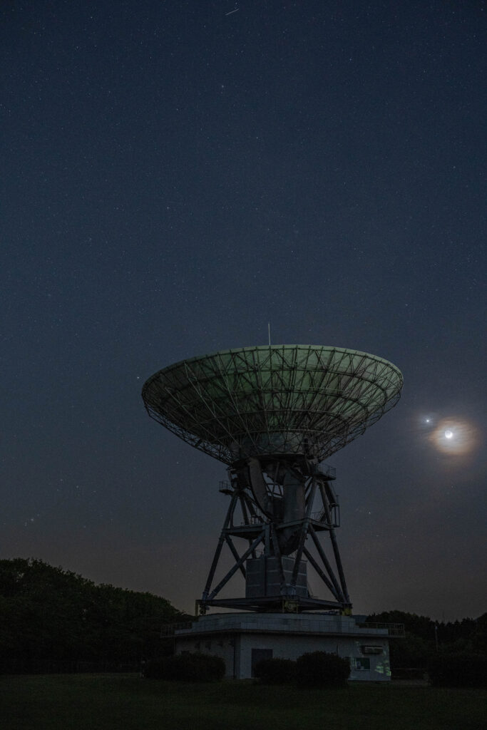 パラボラアンテナの月、金星添え