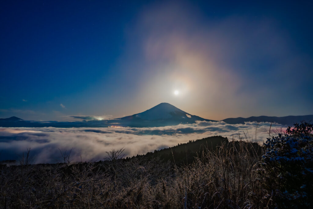 雲海に浮かぶ富士山と月