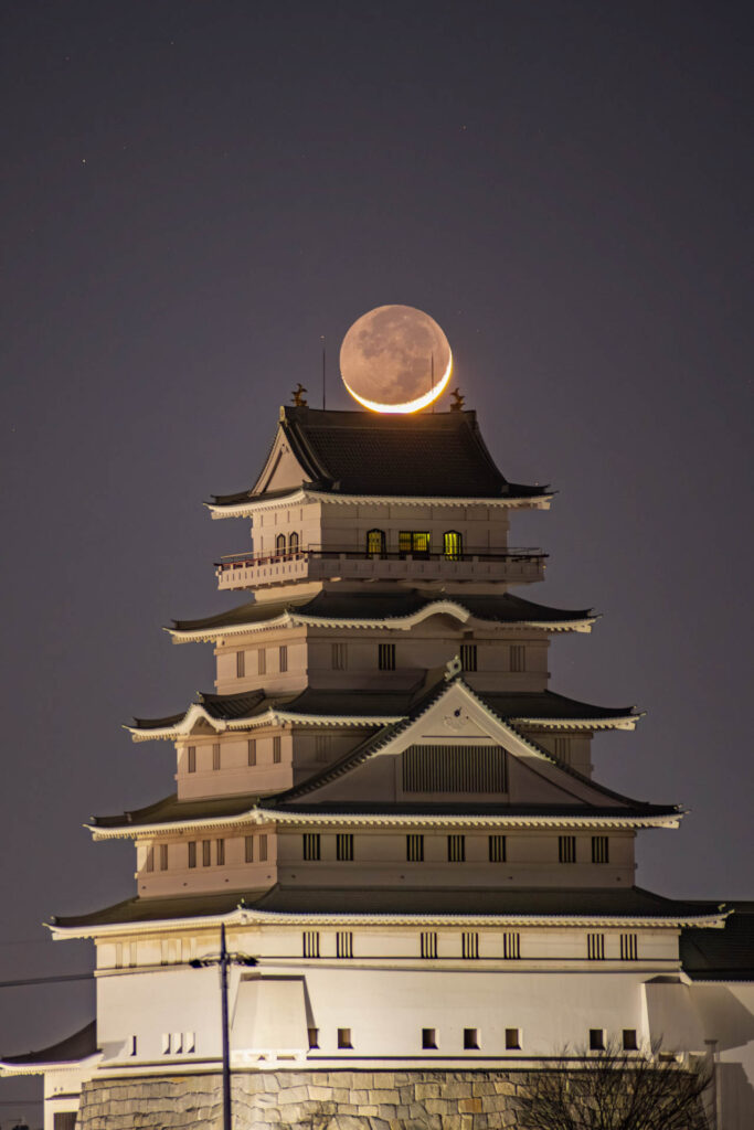 城と三日月